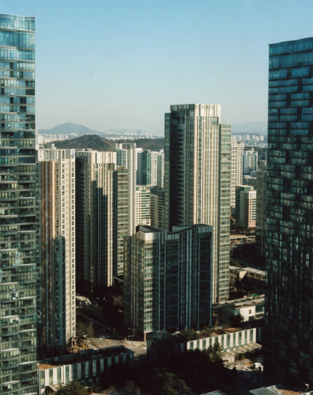 City skyline in South Korea by Olgaç Bolzap