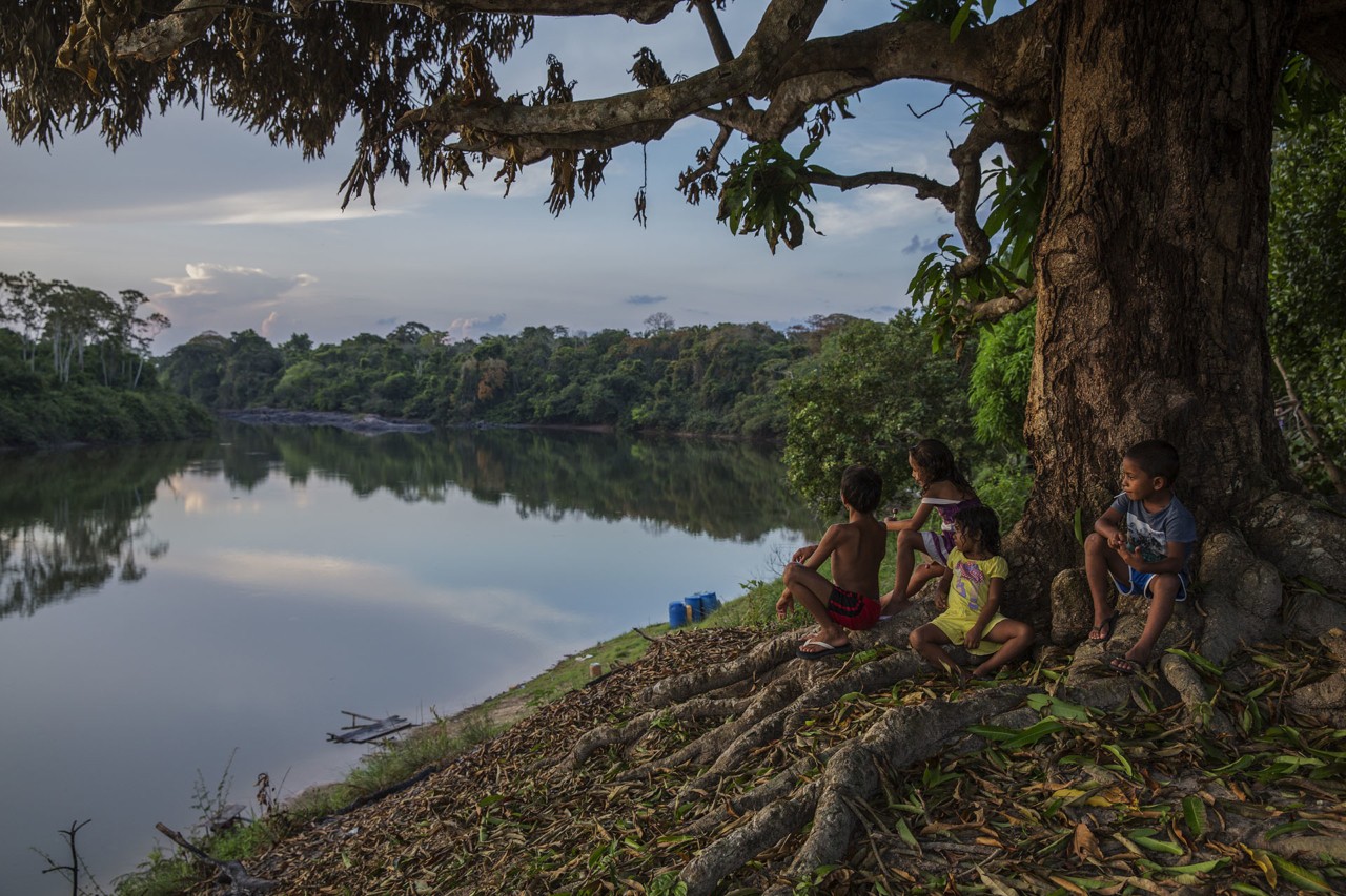 Children sit on the bank of Xingu River in Brazil by Lalo de Almeida