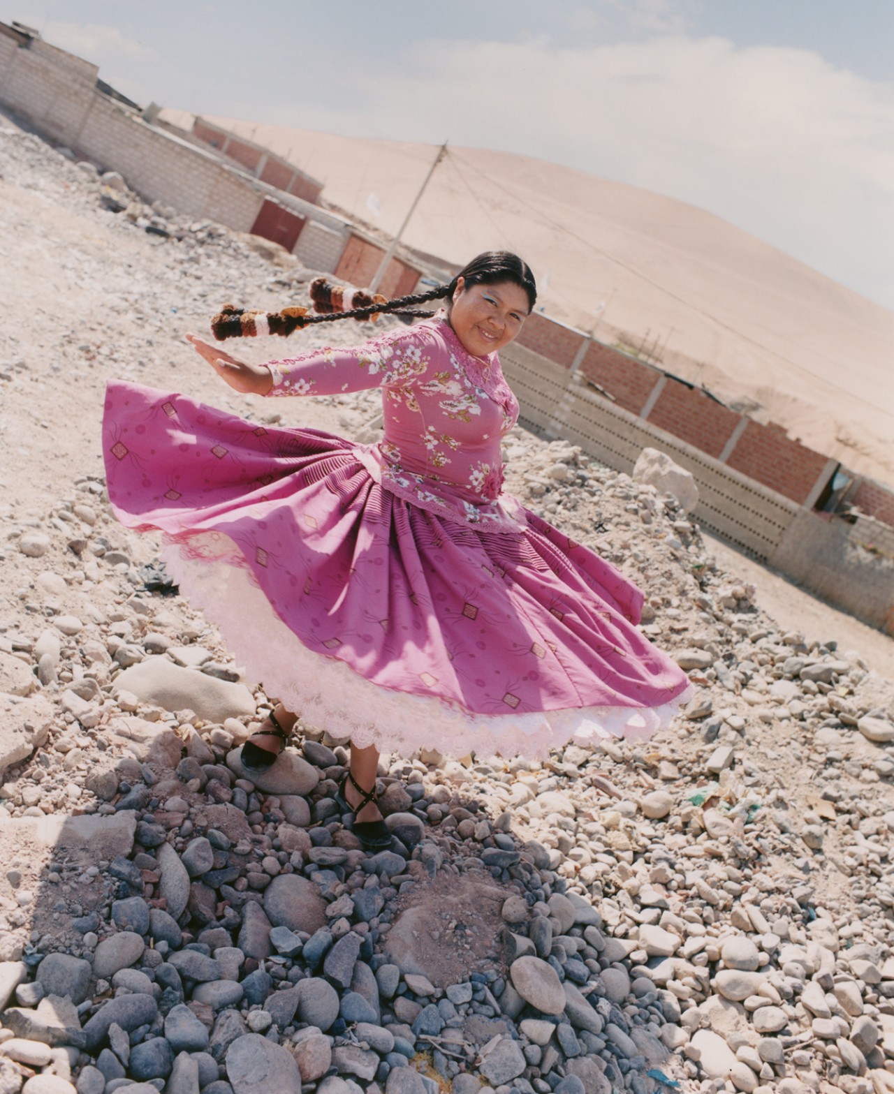 Lourdes Gutiérrez dancing, wearing pink polleras.