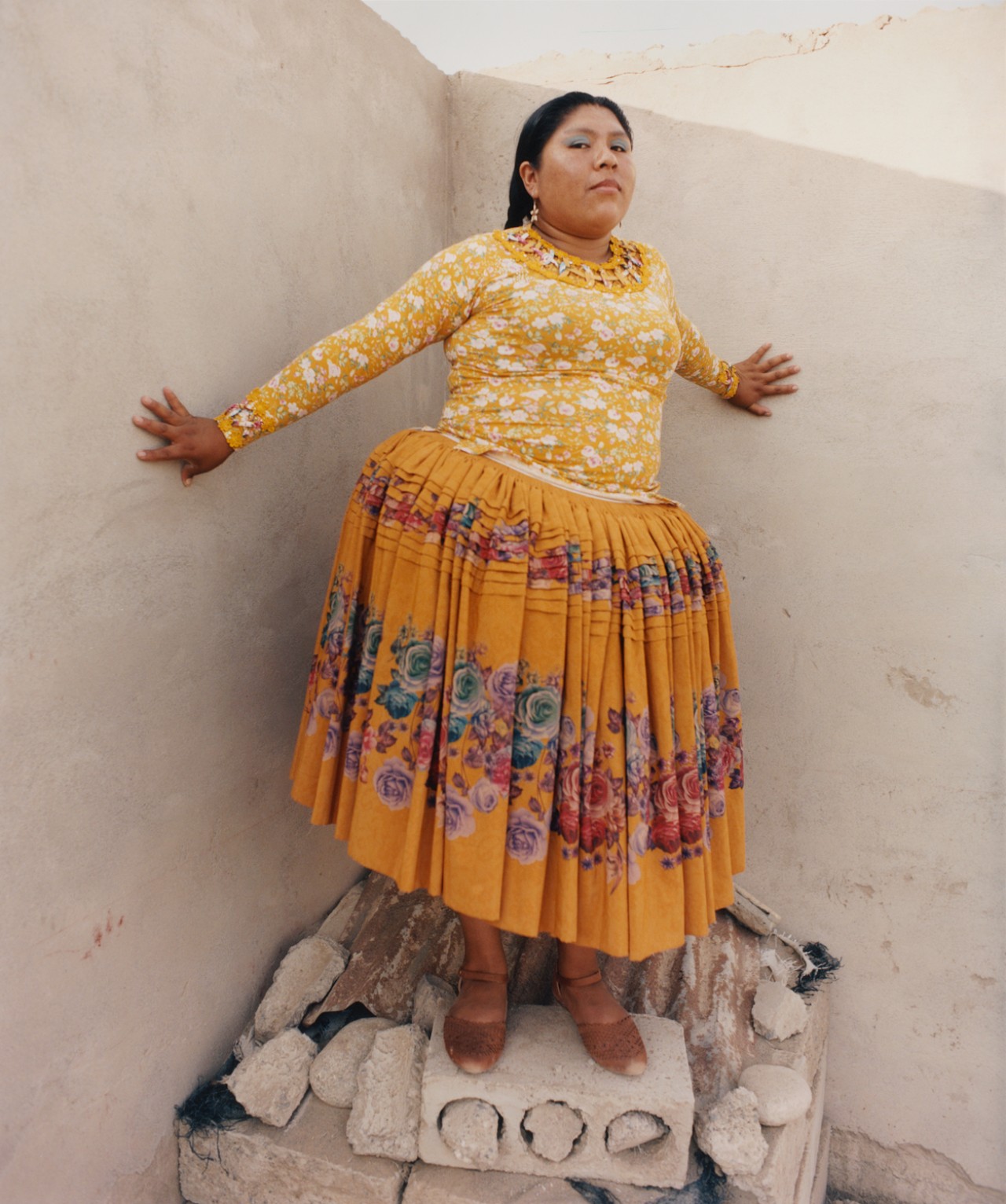 Lourdes Gutiérrez wearing yellow polleras.