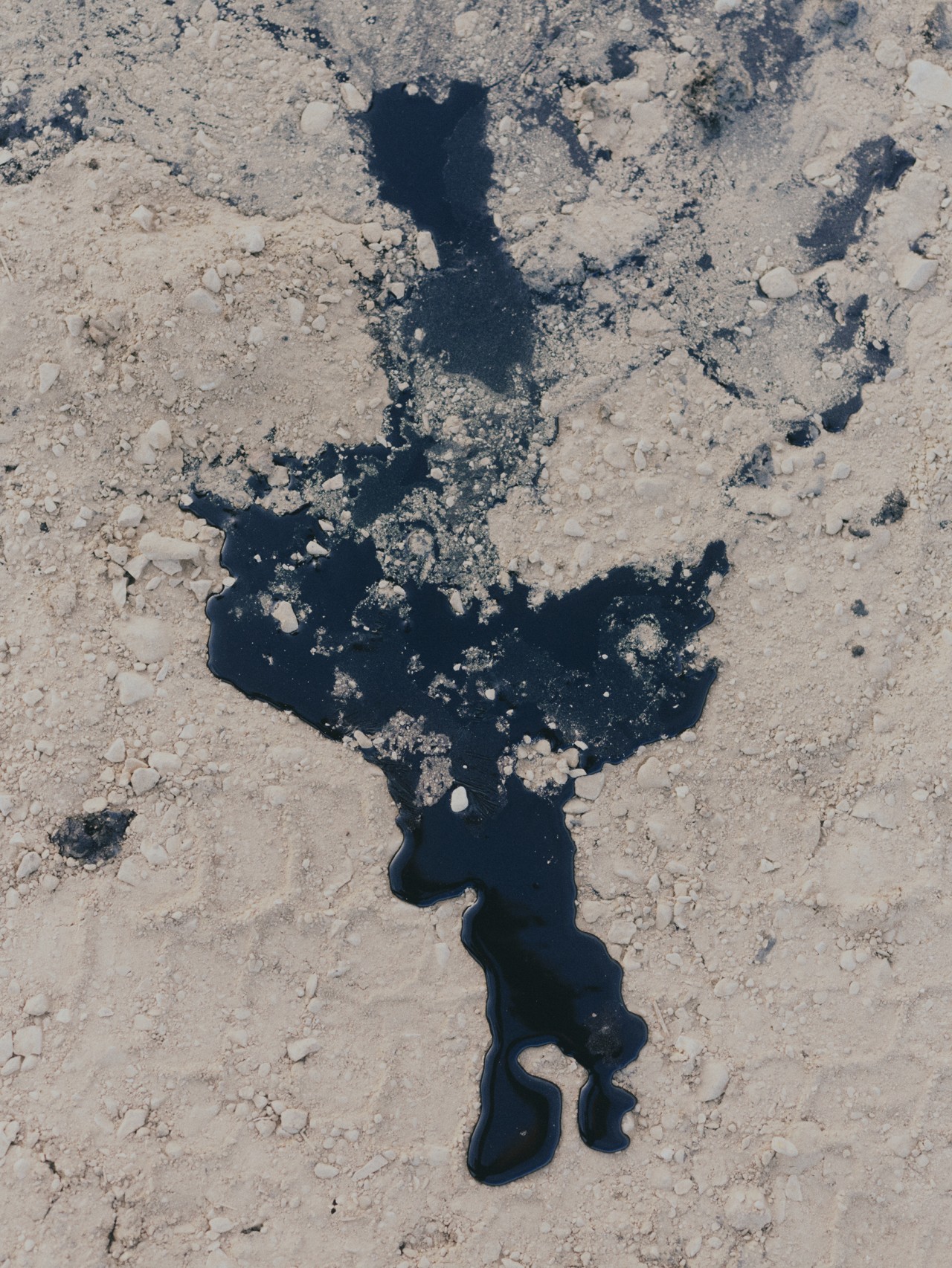 An oil spill caused by fossil fuels floods the ocean.
