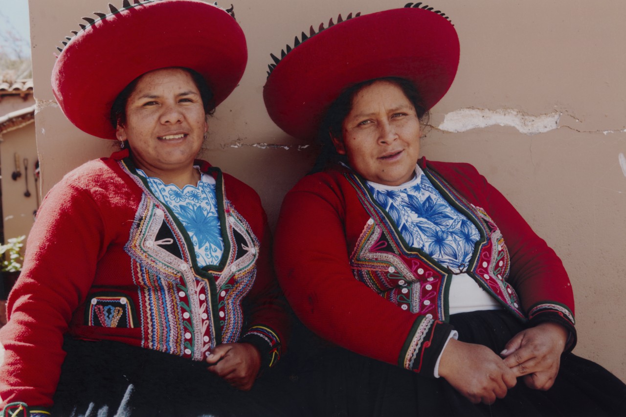 Two women from the Chincheros community