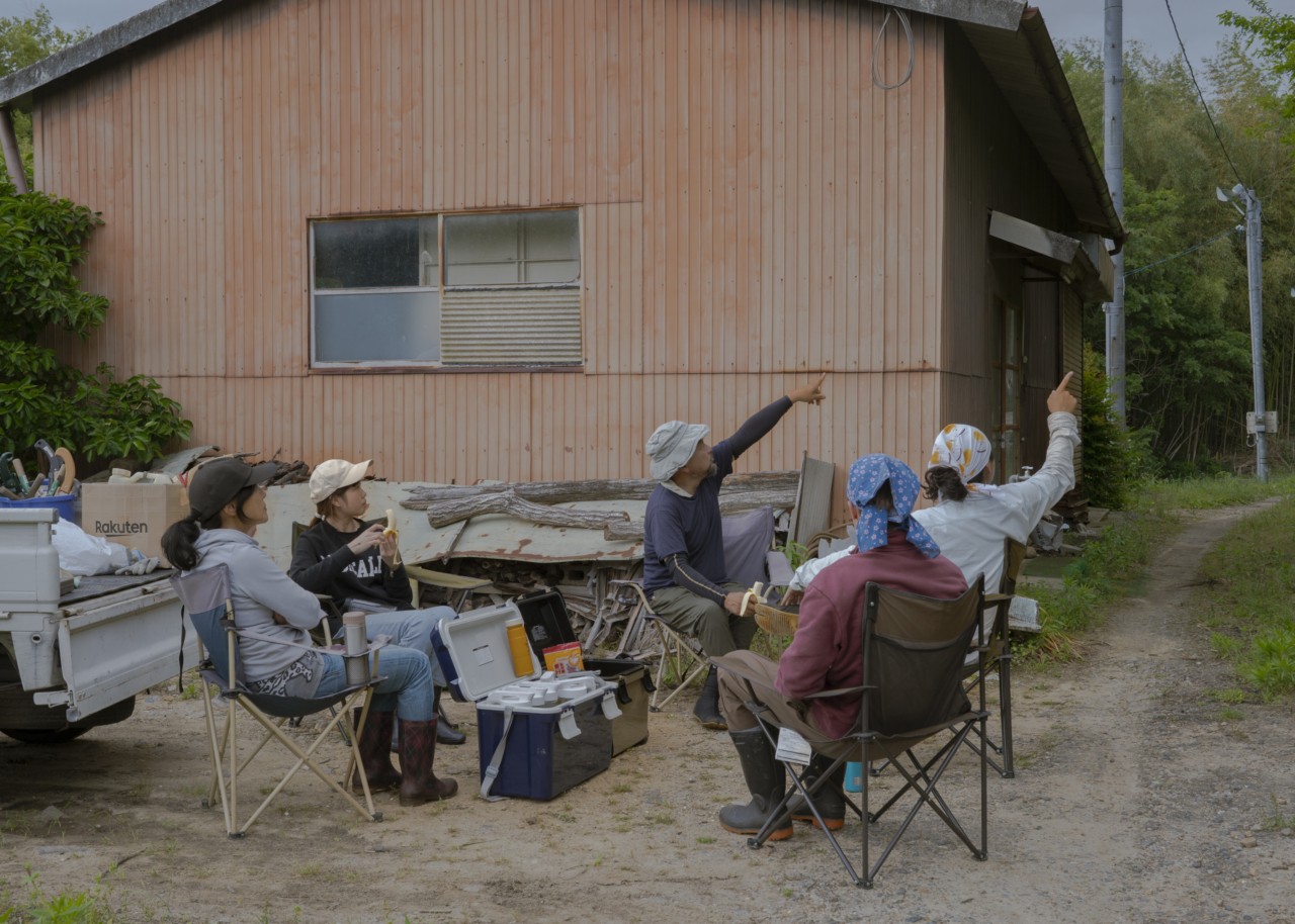 In the Shadow of the Tea Leaves. A small break after working in the fields – with tea and snacks. 27.05.2025, Kamocho, Kyoto, Japan. © 2025 Stella Meyer