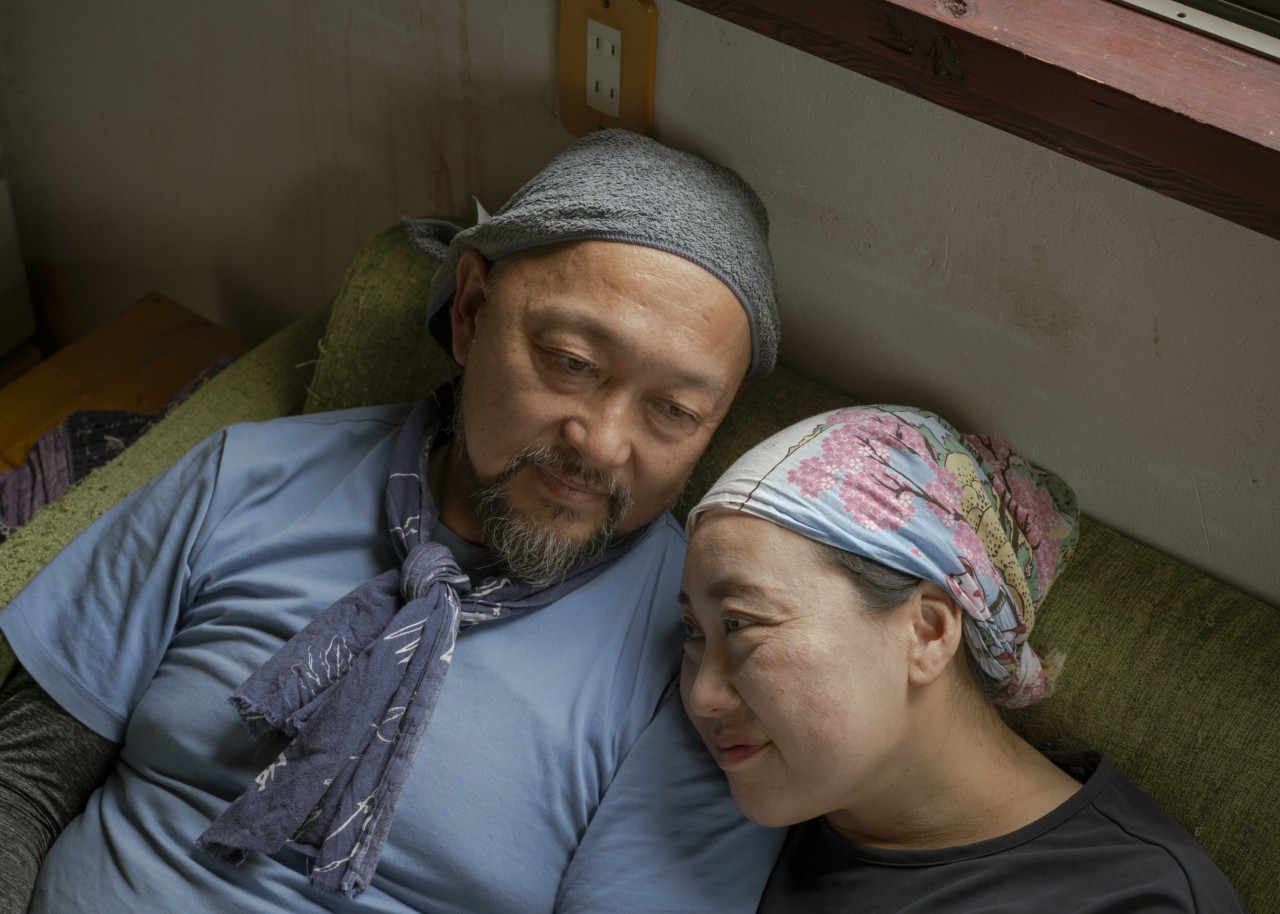 In the Shadow of the Tea Leaves. Tomomi Morii (50, right) and Masakuza Morii (51, left)