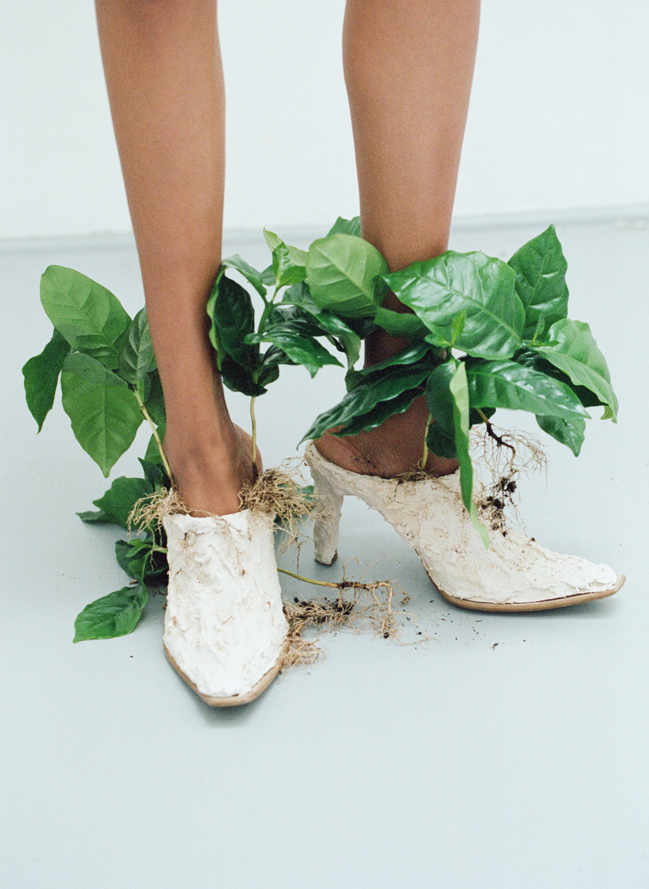 Padani wears Alicia Valdés shoes made from wood and eggshell 