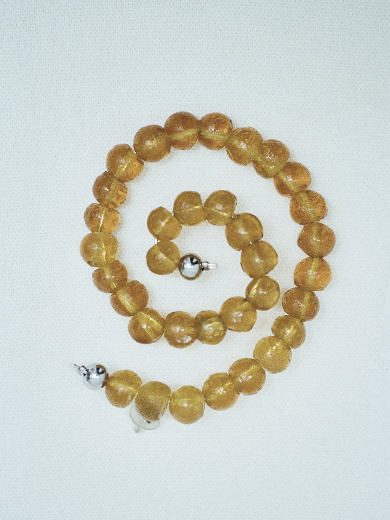 Alicia Valdés earring made from fish collagen