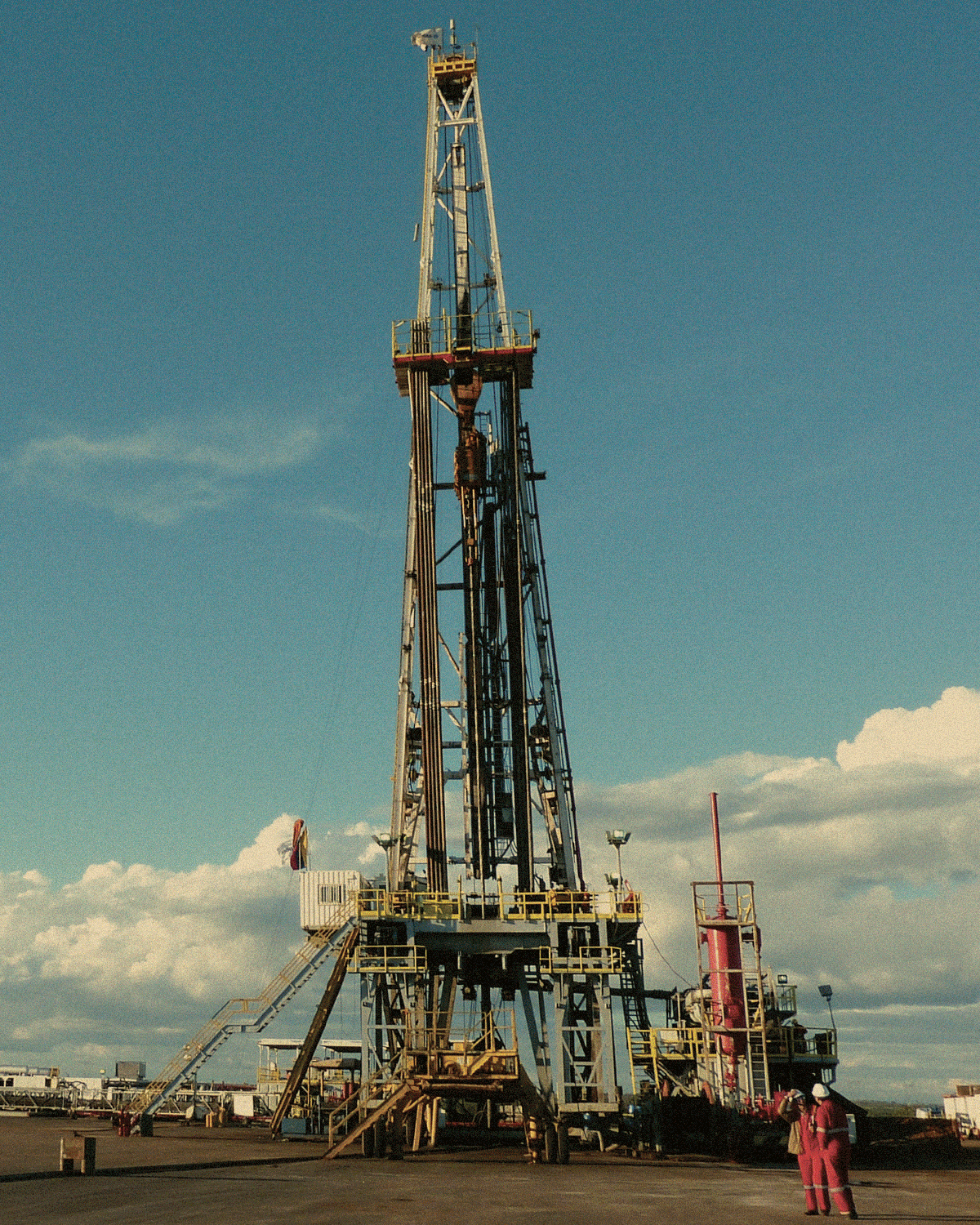 A gif with images of the Venezuelan flag, oil infrastructure, an oil spill, and protestors holding signs.
