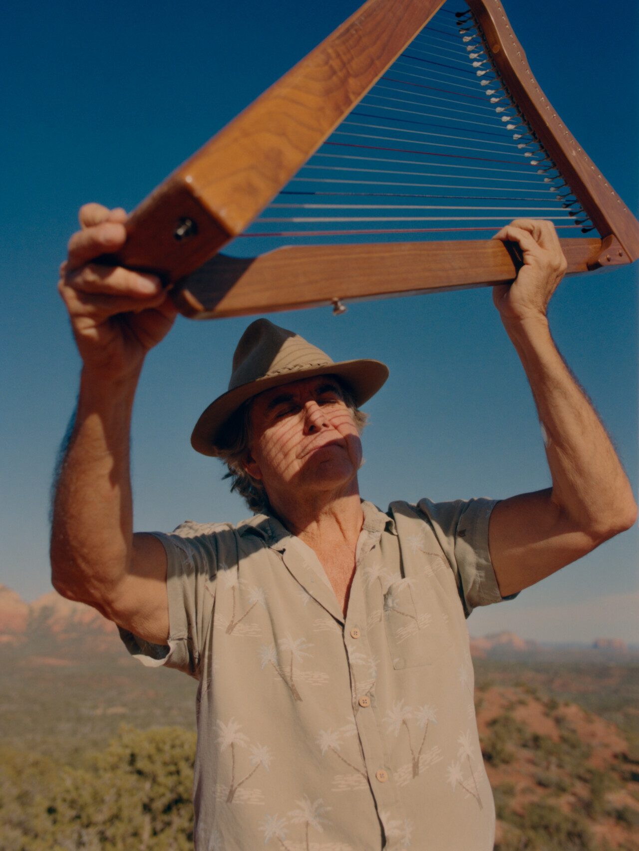 Peter Sterling sets his harp to a specific key and frequency and lifts it up above his head for the wind to play the instrument, inviting extraterrestrial life forms to speak to the group through the music.